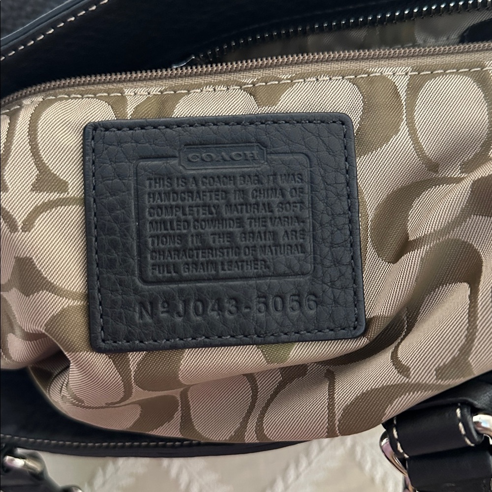 Elegant COACH Black Leather Tote Bag - Picture 11 of 12